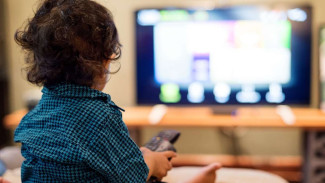 5 Bahaya Menonton TV Berlebihan pada Anak Usia Dini, Orang Tua Harus Lebih Aware!