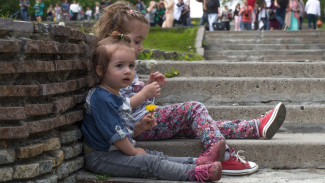 9 Tips Orang Tua Agar Anak “Berperilaku Baik” di Tempat Umum