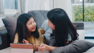Saat Anak Ajukan Pertanyaan Sulit, Simak 5 Tips Menjawabnya dengan Bijak!