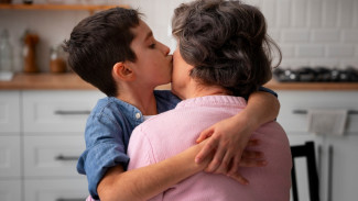 Attachment Parenting Cocok untuk Semua? Cek Pro & Kontra!