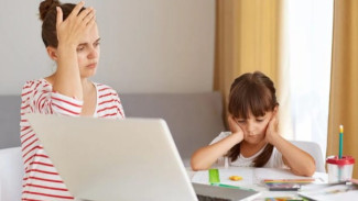 Saat Prestasi Anak Jadi Beban Ibu, Mengapa Orang Tua Sering Merasa Gagal Jika Nilai Anak Turun?