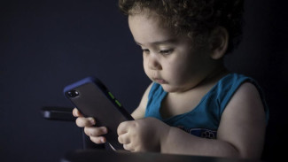 Bahaya Anak Punya Smartphone Terlalu Dini, 3 Risiko Kesehatan Ini Meningkat Tajam!