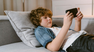 Dampak Buruk Screen Time Berlebihan Bagi Anak