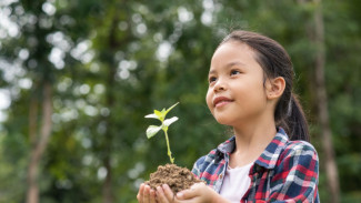 Ajarkan Anak Cintai Bumi Sejak Dini, Simak 6 Cara Seru Kenalkan Isu Lingkungan!