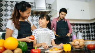 5 Tips Memasak Bersama Anak Agar Seru, Aman, dan Mendukung Keterampilan Mereka