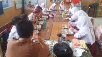 Siswa SDN 1 Bimorejo Sarapan MBG Dari SPPG Watukebo Saat Pulang Sekolah, Terlambat?