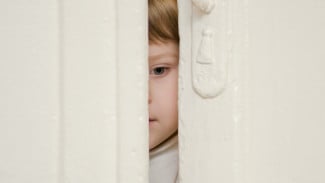 Anak Ternyata Banyak Belajar dari Menguping Percakapan Orang Tua