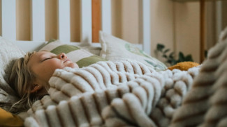 Anak Sering Mengigau saat Tidur? Atasi Masalah Tersebut dengan 5 Cara Ini