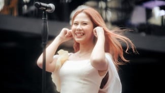 Peri Dunia Nyata, Vibes Manggung Nadin Amizah Bawakan Lagu Rayuan Perempuan Gila