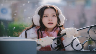 Jisoo BLACKPINK Terjebak Romansa Virtual, Dunia Nyata Ikut Berantakan di “Boyfriend On Demand”