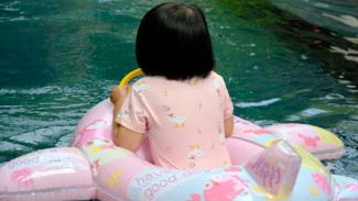 7 Manfaat Mengajarkan Anak untuk Berenang