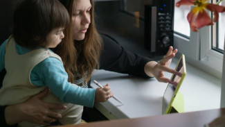 Waspada Brain Rot! Pentingnya Parenting Minimalis di Era Overstimulasi digital