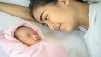 Kunjungan Setelah Bayi Lahir Bikin Lelah? Ini 10 Cara Mengelolanya!