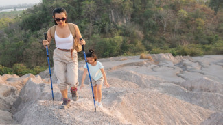 Tips Aman Mendaki Gunung Bersama Anak