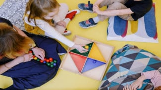 Montessori vs Gadget: Haruskah Anak Steril Teknologi di Era Digital?