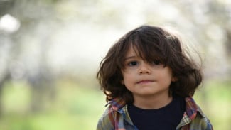 Musuh Tersembunyi Fokus Anak: Benarkah Didikan Keras dan Gadget Jadi Pemicunya?