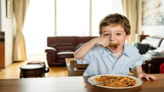 Anak Banyak Makan Kue Lebaran? Orang Tua Perlu Lakukan Ini