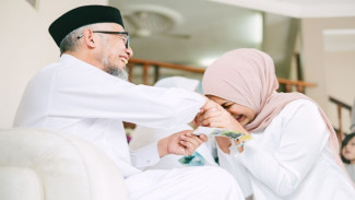 Kenalkan Tradisi Sungkeman Kepada Anak Sejak Dini Pada Hari Raya Idul Fitri