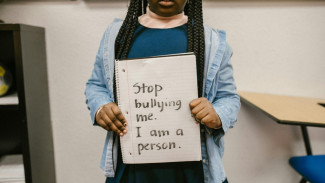 Bukan Sekadar Bercanda, Ini Cara Tepat Membicarakan Bullying dengan Anak