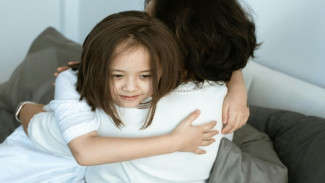 Kenapa Pelukan Orang Tua Penting? Ini Penjelasannya untuk Tumbuh Kembang Anak