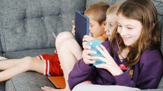 Awas! Si Kecil Kecanduan Gadget? Ini 6 Langkah Ampuh Lindungi Anak di Era Digital