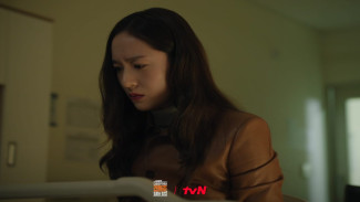Krystal Bongkar Rahasia Gelap Suaminya di Thriller “Mad Concrete Dreams”