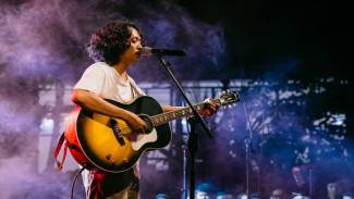 Ketika Anak Wiji Thukul Menghidupkan Puisi Dalam Bentuk Lagu “Kebenaran Akan Terus Hidup” Karya Merah Bercerita