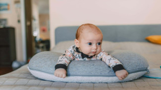 Panduan Tummy Time Bayi Sesuai Usia: Kunci Motorik Anak yang Tangguh