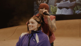 Billie Eilish Nangis di Panggung Coachella, Jadi One Less Lonely Girl Justin Bieber