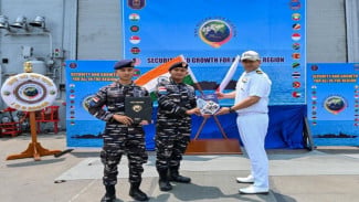 TNI AL Sambut Kedatangan Kapal Perang India INS Sunayna ke Indonesia untuk Misi Kolaboratif