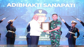 Kasad Terima Penghargaan Adibhakti Sanapati dari BSSN Perkuat Transformasi Pertahanan Siber Nasional