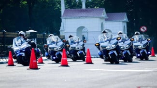 Aksi Wanita Paspampres Uji Ketangkasan Moge dalam Upacara Serah Terima Istana