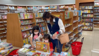 Ajak Anak Mengunjungi Toko Buku Dapat Menumbuhkan Minat Baca