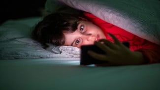 Jangan Anggap Sepele! Segera Kurangi Screen Time Anak Jika Terlihat 8 Tanda Ini