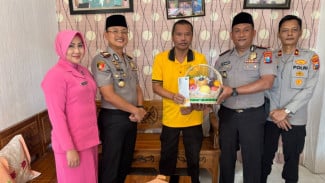 Sambut Hari Bhayangkara ke-80, Kapolres Situbondo Jenguk Anggota yang Sakit