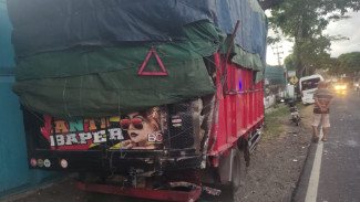 Diduga Lelah dan Mengantuk, Mobil Travel Hantam Truk di Wongsorejo Sopir Meninggal