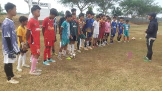 Legenda Bintang Persik, Coach Khusnul Yuni Kurniawan Ajarkan Passing ke Siswa MTsN 12 Banyuwangi
