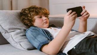 Anak Kecanduan Gadget, Apa Tanda-Tandanya Sudah Berlebihan?