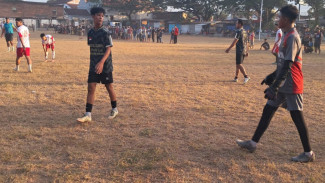 Kontroversi Wasit Agus Pelo Jadi Perbincangan Hangat Penonton Sepak Bola di RTH Bajulmati
