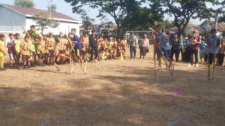 Tawa dan Jatuh Bangun Pelajar SD Wongsorejo Warnai Lomba Enggrang di RTH Bajulmati