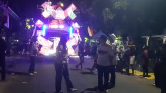 Mami Ine Check! Aksi Keren Pengusaha Sukses di Parade Sound Horeg Desa Sumber Kencono