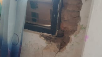Detik-detik Tembok Rumah Warga Desa Sumber Kencono Ambrol Diguncang 18 Unit Sound Horeg