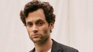 Penn Badgley Bintangi Serial Adaptasi Everyone in My Family Has Killed Someone