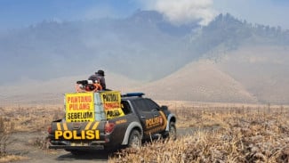 Polres Probolinggo dan Tim Gabungan Patroli Perketat Penjagaan Gunung Bromo Imbas Karhutla