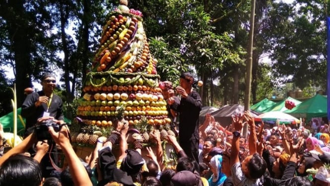 Tradisi adat Ngikis di Situs Budaya Karangkamulyan.
