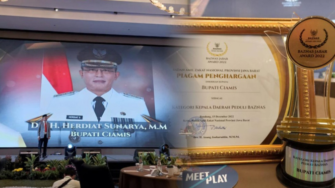 Bupati Ciamis Herdiat Sunarya raih penghargaan Baznas Jabar Award.