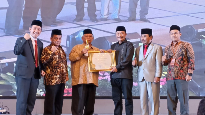 Baznas Ciamis saat menerima trophy juara umum Baznas Jabar Award.