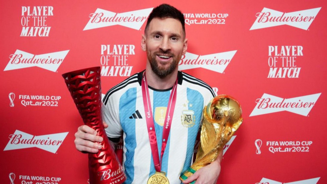 Lionel Messi memamerkan trofi penghargaan pada Piala Dunia Qatar 2022.