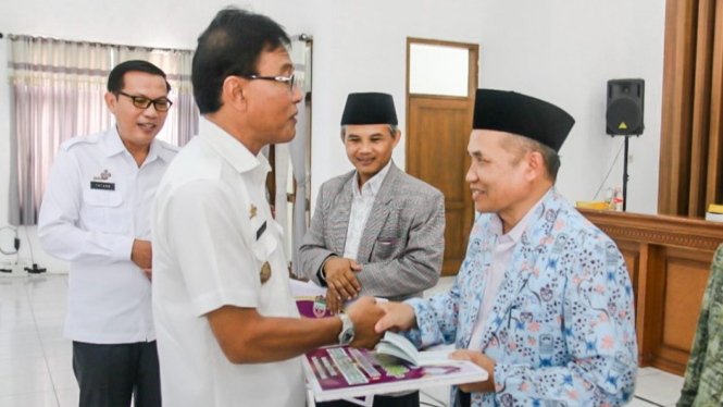 Bupati Ciamis Herdiat Sunarya menyerahkan hibah keagamaan.