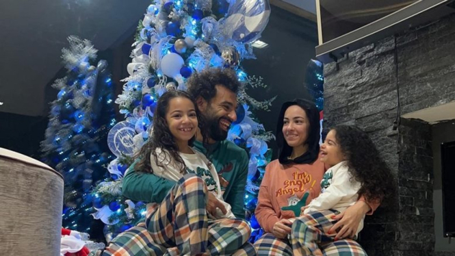 Mohamed Salah bersama keluarga berfoto denga nuansa Natal.